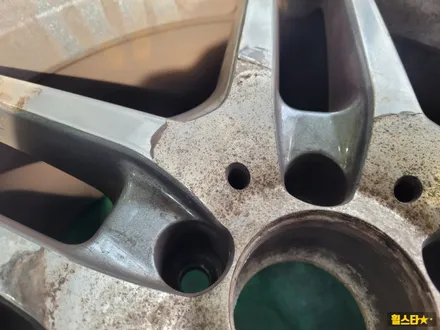 부산 휠복원, 휠 부식이 심한 벤츠 W212 E350 19인치 블랙 하이그로시 복원 후기 / 부산 사상 학장동