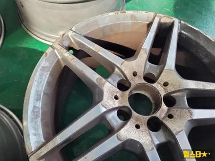 부산 휠복원, 휠 부식이 심한 벤츠 W212 E350 19인치 블랙 하이그로시 복원 후기 / 부산 사상 학장동