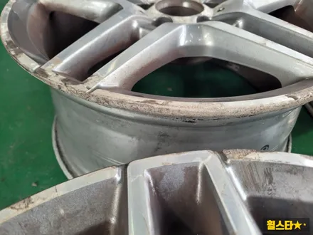 부산 휠복원, 휠 부식이 심한 벤츠 W212 E350 19인치 블랙 하이그로시 복원 후기 / 부산 사상 학장동