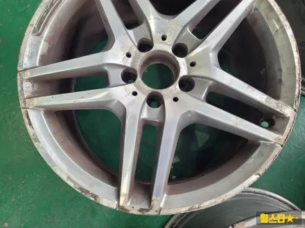 부산 휠복원, 휠 부식이 심한 벤츠 W212 E350 19인치 블랙 하이그로시 복원 후기 / 부산 사상 학장동