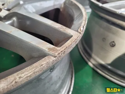 부산 휠복원, 휠 부식이 심한 벤츠 W212 E350 19인치 블랙 하이그로시 복원 후기 / 부산 사상 학장동