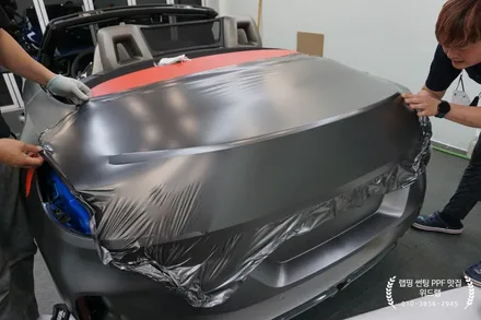유색이 지겹다면? BMW Z4 전체 랩핑 시공(에이버리 사틴 다크 그레이) / 부산 강서구, 김해, 창원