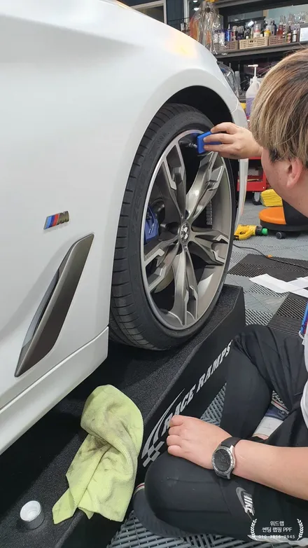 백색정장입고 달린다! BMW M550i 전체 무광 PPF + 블랙 PPF 시공 2탄(모터스킨 PPF)부산 경남 창원 명지 국제신도시 오션시티 신호동 다대포 용원 PPF 맛집 위드랩 / 부산 강서 신호동