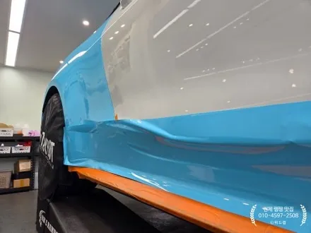 부산 전체 랩핑 전문 – BMW M4 타이니봇 글로스 베이비 블루 전체 랩핑 시공 / 부산 강서 신호동