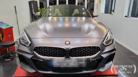 유색이 지겹다면? BMW Z4 전체 랩핑 시공(에이버리 사틴 다크 그레이) / 부산 강서구, 김해, 창원