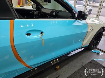 부산 전체 랩핑 전문 – BMW M4 타이니봇 글로스 베이비 블루 전체 랩핑 시공 / 부산 강서 신호동