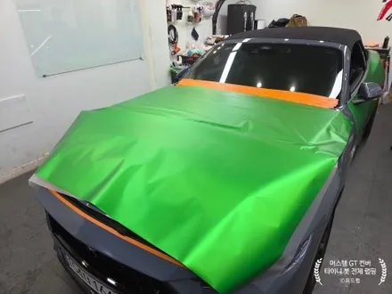 창원 전체랩핑 │ 신형 머스탱 GT 5.0 컨버터블 사틴 크롬 에메랄드 그린 / 부산 강서 신호동