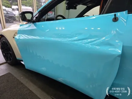 부산 전체 랩핑 전문 – BMW M4 타이니봇 글로스 베이비 블루 전체 랩핑 시공 / 부산 강서 신호동