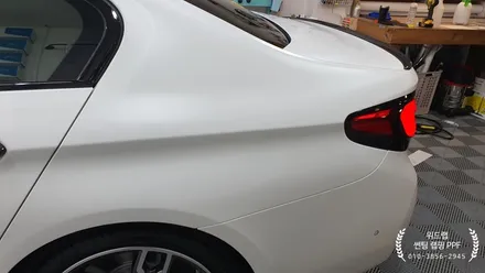 백색정장입고 달린다! BMW M550i 전체 무광 PPF + 블랙 PPF 시공 2탄(모터스킨 PPF)부산 경남 창원 명지 국제신도시 오션시티 신호동 다대포 용원 PPF 맛집 위드랩 / 부산 강서 신호동