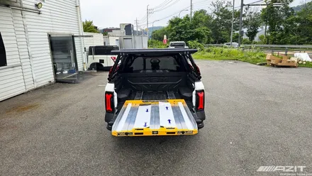 KGM 무쏘EV 픽업트럭 적재함에 M1베드랙 롤바(애니커스텀)와 판도라 슬라이딩 베드를 장착해드렸습니다. 튜닝샵아지트. / 용인시 기흥구