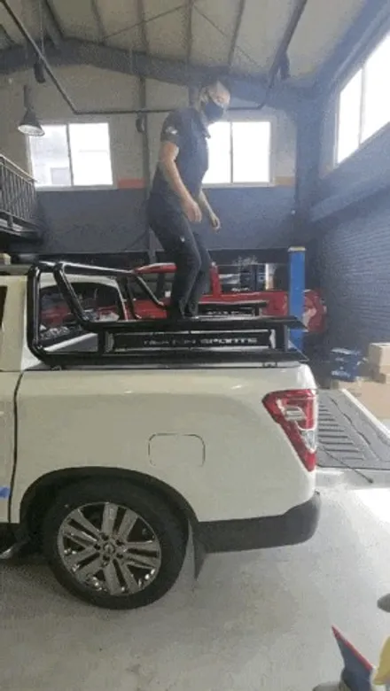 쌍용 렉스턴 스포츠 칸  레트로 적재함 커버는 캠핑카로 활용시 커버위에도 짐을 적재할 수 있습니다. 방수율 99.5%에 도전합니다. 용인 아지트. / 용인시 기흥구