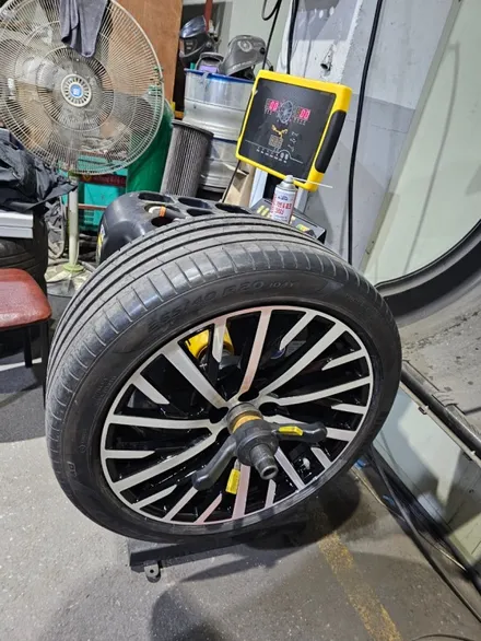 대전 세종 청주 휠복원 휠도색 아우디 A8 L 55TFSI 모델 블랙폴리쉬 다이아몬드 컷팅 휠 도색 / 대전, 신탄진, 세종