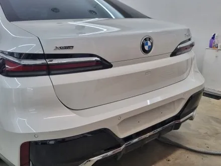 BMW 7시리즈 화이트 & 메탈릭 로즈, 대형 세단에 어울리는 극강의 투톤 랩핑 시공기 / 고양,일산,김포
