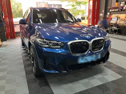 에스튠(아이나비 수원광교점) - BMW IX3 __ 아이나비 Z9900 + 케어셀 CZ12A 보조배터리 장착 / 경기 수원 영통