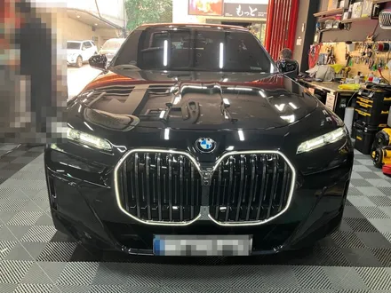 에스튠(아이나비 수원광교점) - BMW 740i__아이나비QXD1플러스+커넥티드+케어셀 12A 보조배터리 / 경기 수원 영통