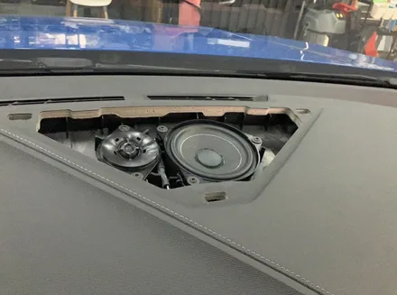 수원 에스튠 - BMW F40 __ AVI BM-100 MK II 도어, 센터스피커 교체 / 경기 수원 영통