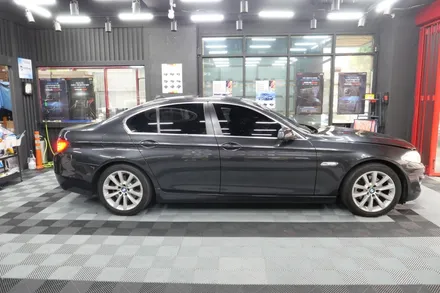 BMW F10 썬팅 재시공 + 아이나비 QXD8000 + 셀뱅크 B200 보조배터리 장착 / 수원, 광교, 동탄