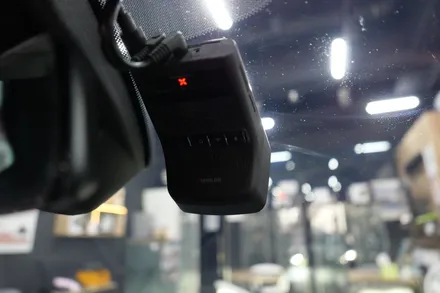 에스튠(아이나비 수원광교점) - BMW M135i 퀀텀3블랙박스 + 보조배터리(에코파워팩 S12LCD)장착 / 수원, 광교, 동탄