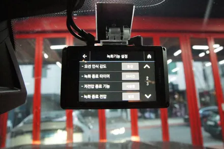 에스튠(아이나비 수원광교점) - BMW 750li__ 아이나비 z9000 2채널 블랙박스 교체 / 전면썬팅 재시공 / 수원, 광교, 동탄