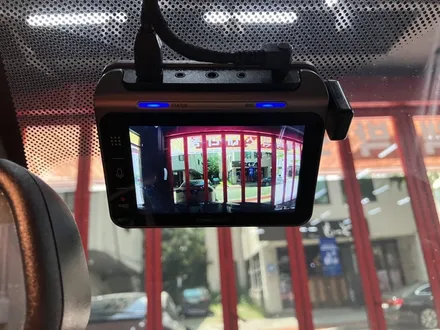 에스튠(아이나비 수원광교점) - BMW 3GT__아이나비 QXD2 블랙박스와 케어셀15A 보조배터리 / 경기 수원 영통