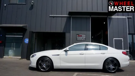 자동차 휠기스가 생긴  휠을 고스트크롬 컬러로 복원된 휠로 교체한 BMW 640d / 일산 휠복원 / 파주,일산