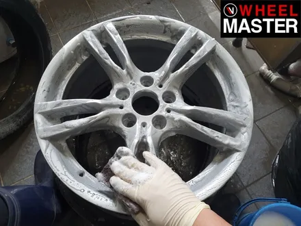 흰색차량에 검정유광 휠도색을 통해 포인트를 준 BMW328i / 일산휠도색 / 파주,일산