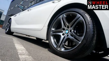 자동차 휠기스가 생긴  휠을 고스트크롬 컬러로 복원된 휠로 교체한 BMW 640d / 일산 휠복원 / 파주,일산