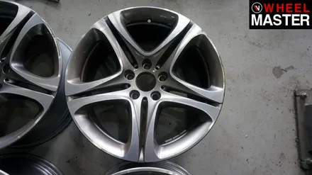 자동차 휠기스가 생긴  휠을 고스트크롬 컬러로 복원된 휠로 교체한 BMW 640d / 일산 휠복원 / 파주,일산