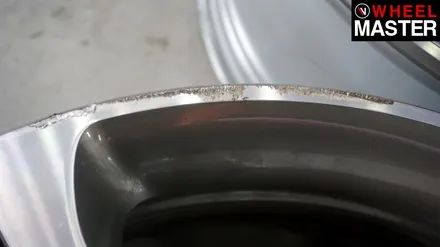 자동차 휠기스가 생긴  휠을 고스트크롬 컬러로 복원된 휠로 교체한 BMW 640d / 일산 휠복원 / 파주,일산