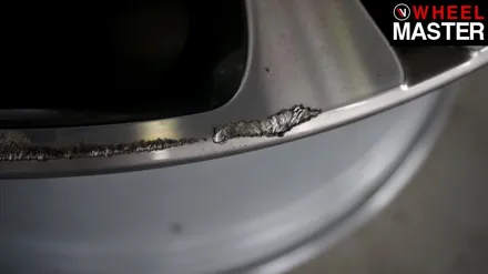 자동차 휠기스가 생긴  휠을 고스트크롬 컬러로 복원된 휠로 교체한 BMW 640d / 일산 휠복원 / 파주,일산
