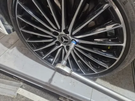 파주 휠수리/벤츠 신형cls450 amg 마차휠 포트홀충격으로 심각한 휠굴절수리/열변형없는 휠수리 / 파주,일산
