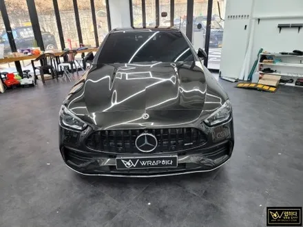 용인분당랩핑 벤츠 C300 4MATIC 전체랩핑 제거 및 재시공, 보험수리건, 무광에서 유광으로 고광택 메탈릭 블랙으로 랩핑 / 용인 기흥구 청덕동