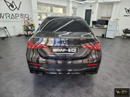 용인분당랩핑 벤츠 C300 4MATIC 전체랩핑 제거 및 재시공, 보험수리건, 무광에서 유광으로 고광택 메탈릭 블랙으로 랩핑 / 용인 기흥구 청덕동
