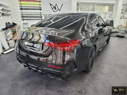 용인분당랩핑 벤츠 C300 4MATIC 전체랩핑 제거 및 재시공, 보험수리건, 무광에서 유광으로 고광택 메탈릭 블랙으로 랩핑 / 용인 기흥구 청덕동