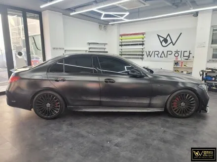 용인분당랩핑 벤츠 C300 4MATIC 전체랩핑 제거 및 재시공, 보험수리건, 무광에서 유광으로 고광택 메탈릭 블랙으로 랩핑 / 용인 기흥구 청덕동
