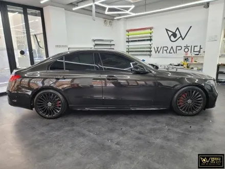 용인분당랩핑 벤츠 C300 4MATIC 전체랩핑 제거 및 재시공, 보험수리건, 무광에서 유광으로 고광택 메탈릭 블랙으로 랩핑 / 용인 기흥구 청덕동