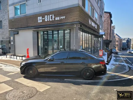 용인분당랩핑 벤츠 C300 4MATIC 전체랩핑 제거 및 재시공, 보험수리건, 무광에서 유광으로 고광택 메탈릭 블랙으로 랩핑 / 용인 기흥구 청덕동
