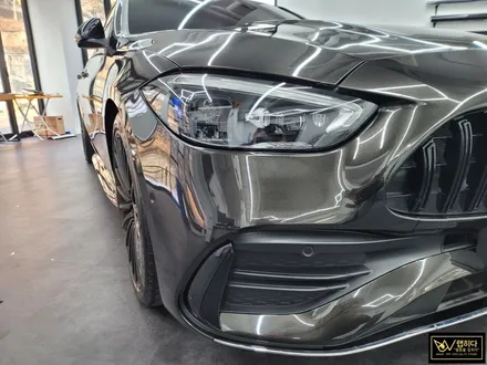 용인분당랩핑 벤츠 C300 4MATIC 전체랩핑 제거 및 재시공, 보험수리건, 무광에서 유광으로 고광택 메탈릭 블랙으로 랩핑 / 용인 기흥구 청덕동