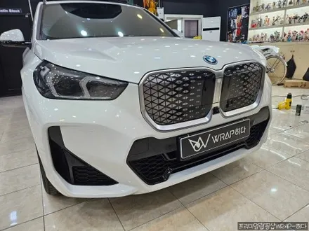 동탄랩핑 BMW IX1 그릴랩핑, 크롬딜리트, 신형 그릴 변경, 부분랩핑, 블랙유광시공 / 용인 기흥구 청덕동