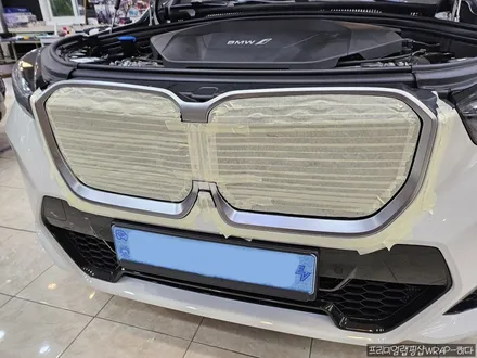 동탄랩핑 BMW IX1 그릴랩핑, 크롬딜리트, 신형 그릴 변경, 부분랩핑, 블랙유광시공 / 용인 기흥구 청덕동