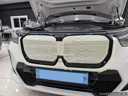 동탄랩핑 BMW IX1 그릴랩핑, 크롬딜리트, 신형 그릴 변경, 부분랩핑, 블랙유광시공 / 용인 기흥구 청덕동