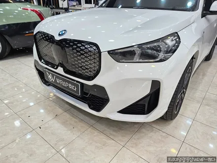 동탄랩핑 BMW IX1 그릴랩핑, 크롬딜리트, 신형 그릴 변경, 부분랩핑, 블랙유광시공 / 용인 기흥구 청덕동
