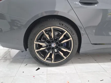 부산랩핑 BMW i4 전체랩핑｜OBEL DRAVIT GREY METALLIC & 샴페인골드 휠랩핑 시공 / 마산, 김해, 창원