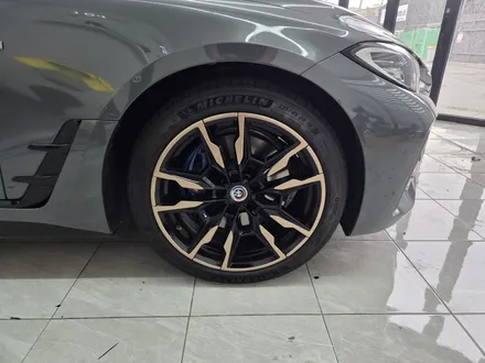 부산랩핑 BMW i4 전체랩핑｜OBEL DRAVIT GREY METALLIC & 샴페인골드 휠랩핑 시공 / 마산, 김해, 창원