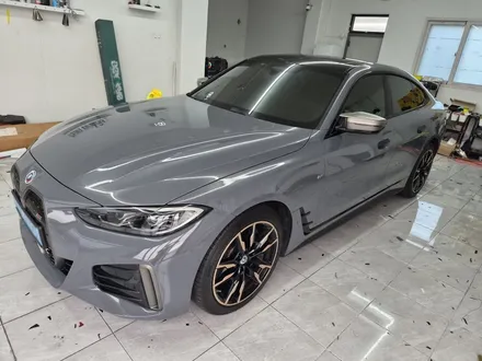부산랩핑 BMW i4 전체랩핑｜OBEL DRAVIT GREY METALLIC & 샴페인골드 휠랩핑 시공 / 마산, 김해, 창원