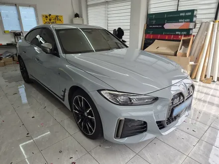부산랩핑 BMW i4 전체랩핑｜OBEL DRAVIT GREY METALLIC & 샴페인골드 휠랩핑 시공 / 마산, 김해, 창원