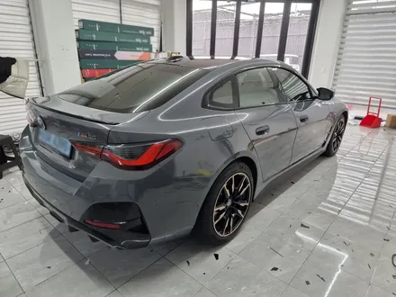 부산랩핑 BMW i4 전체랩핑｜OBEL DRAVIT GREY METALLIC & 샴페인골드 휠랩핑 시공 / 마산, 김해, 창원
