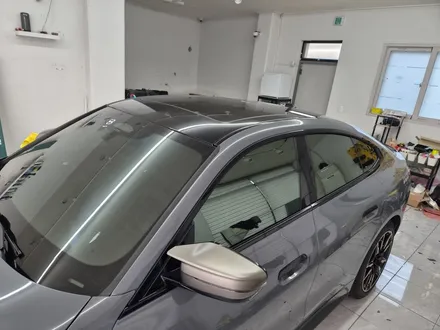 부산랩핑 BMW i4 전체랩핑｜OBEL DRAVIT GREY METALLIC & 샴페인골드 휠랩핑 시공 / 마산, 김해, 창원