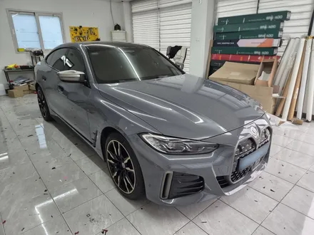 부산랩핑 BMW i4 전체랩핑｜OBEL DRAVIT GREY METALLIC & 샴페인골드 휠랩핑 시공 / 마산, 김해, 창원