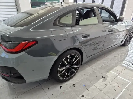 부산랩핑 BMW i4 전체랩핑｜OBEL DRAVIT GREY METALLIC & 샴페인골드 휠랩핑 시공 / 마산, 김해, 창원